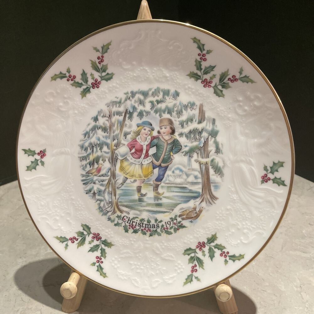 Vtg Royal Daulton 1977 Christmas Collector Plate Bone China 8.25” 1st in series